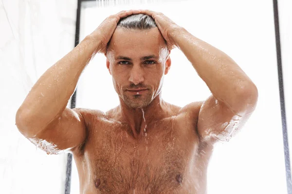 Sexy Musculoso Hombre Tomando Una Ducha —  Fotos de Stock