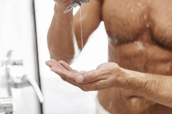 Detailní Záběr Nahého Muže Uvedení Sprchový Gel Láhve Při Osprchování — Stock fotografie
