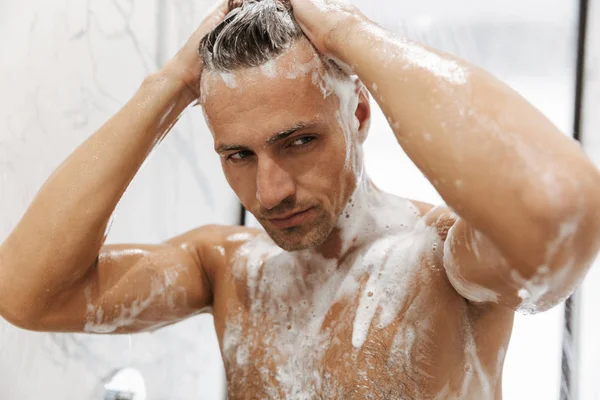 Primer Plano Hombre Seguro Mismo Teniendo Una Ducha Con Gel —  Fotos de Stock