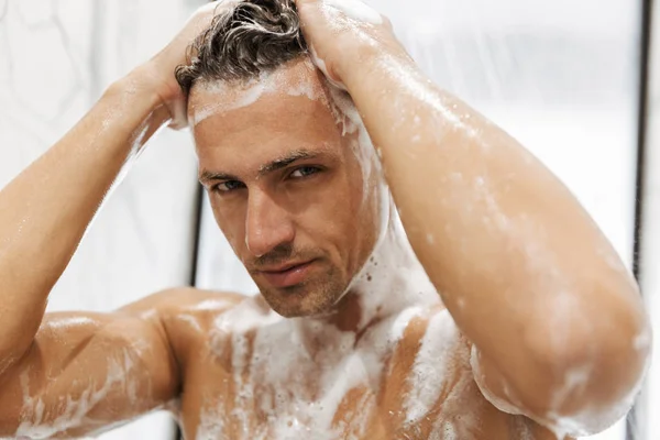 Nahaufnahme Eines Fokussierten Mannes Beim Duschen Mit Duschgel — Stockfoto
