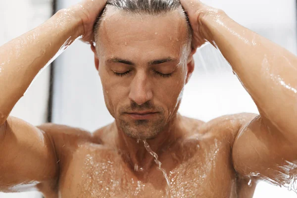 Close Attractive Muscular Man Taking Shower — Stock Photo, Image