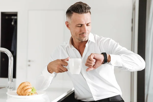 Hombre Guapo Vestido Con Ropa Formal Desayunando Sentado Una Cocina — Foto de Stock