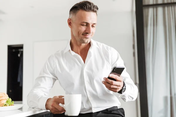 Smiling Man Dressed Formal Clothes Having Breakfast While Sitting Kitchen — Stock Photo, Image