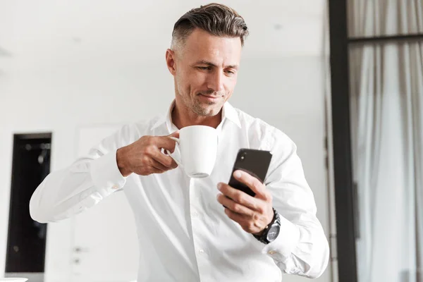 Hombre Sonriente Vestido Con Ropa Formal Bebiendo Café Mientras Está — Foto de Stock