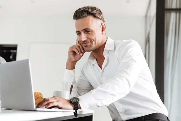 Glücklicher Mann Formeller Kleidung Mit Laptop Hause Sitzend — Stockfoto