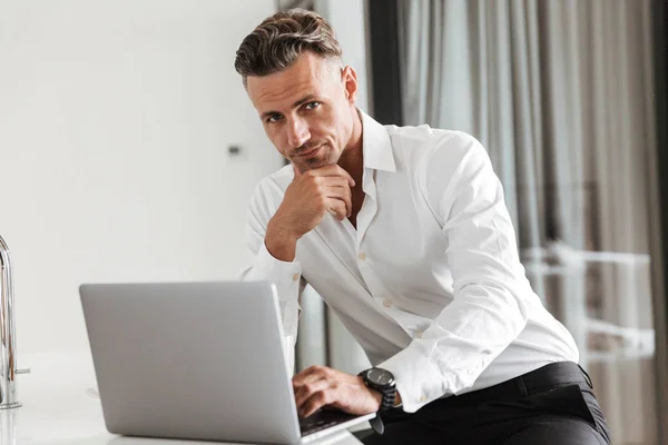 Fokussierter Mann Formeller Kleidung Mit Laptop Während Hause Sitzt — Stockfoto