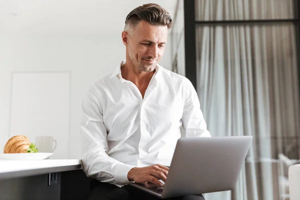 Hombre Sonriente Vestido Con Ropa Formal Usando Portátil Mientras Está —  Fotos de Stock