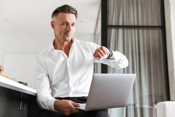 Hombre Sonriente Vestido Con Ropa Formal Usando Portátil Comprobando Tiempo —  Fotos de Stock