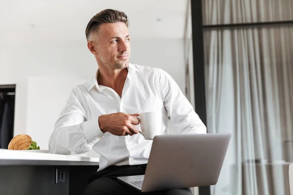 Hombre Sonriente Vestido Con Ropa Formal Usando Portátil Mientras Está —  Fotos de Stock