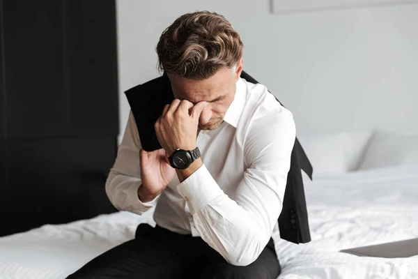 Hombre Estresado Vestido Traje Sentado Cama Mirando Hacia Abajo — Foto de Stock