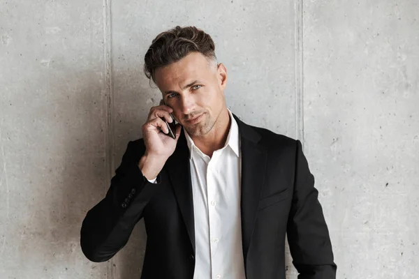 Sonriente Hombre Vestido Traje Hablando Teléfono Móvil Sobre Fondo Pared —  Fotos de Stock