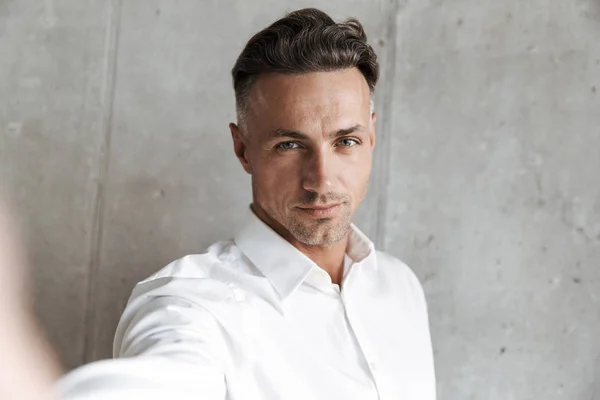 Retrato Hombre Guapo Camisa Blanca Tomando Una Selfie Con Mano —  Fotos de Stock