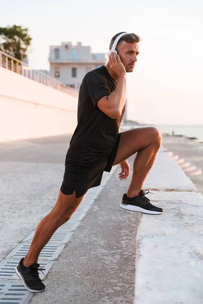 Full Length Confident Sportsman Headphones Warming Beach — Stock Photo, Image