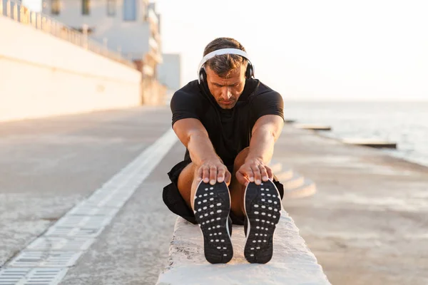 Foto Hombre Caucásico Sano 30S Chándal Calentando Estirando Las Piernas — Foto de Stock