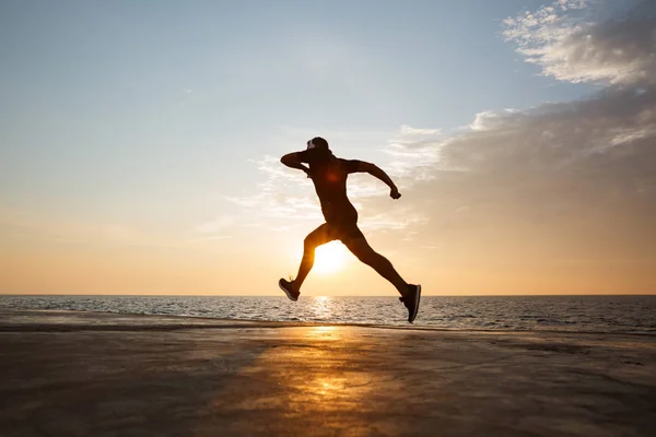 Silhouette Eines Athletischen Mannes Die Shorts Und Shirt Der Pier — Stockfoto