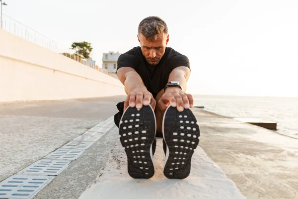 Foto Homem Saudável Concentrado Anos Traje Treino Fazendo Treino Esticando — Fotografia de Stock