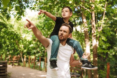 Konsantre genç baba yansımanız açık havada doğa parkı işaret içinde küçük oğlu ile eğlenceli.