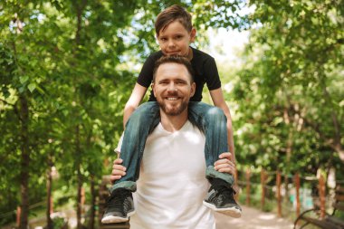 Mutlu genç baba resim var eğlenceli küçük oğlu ile açık havada park doğada.