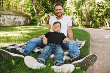 Mutlu genç baba resim var eğlenceli küçük oğlu ile açık havada park doğada.