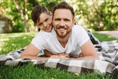 Mutlu genç baba resim var eğlenceli küçük oğlu ile açık havada park doğada.