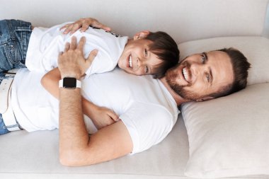 Yakışıklı sakallı adam kapalı evde eğlenmek onun oğlu çocuk ile görüntü.