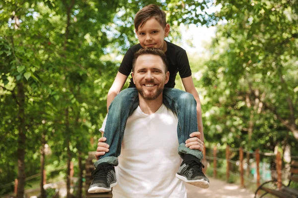 Mutlu genç baba resim var eğlenceli küçük oğlu ile açık havada park doğada.