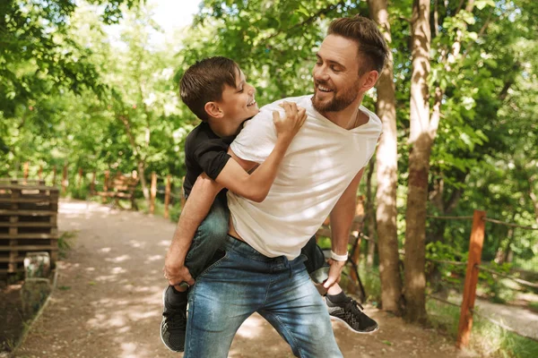 Mutlu genç baba resim var eğlenceli küçük oğlu ile açık havada park doğada.