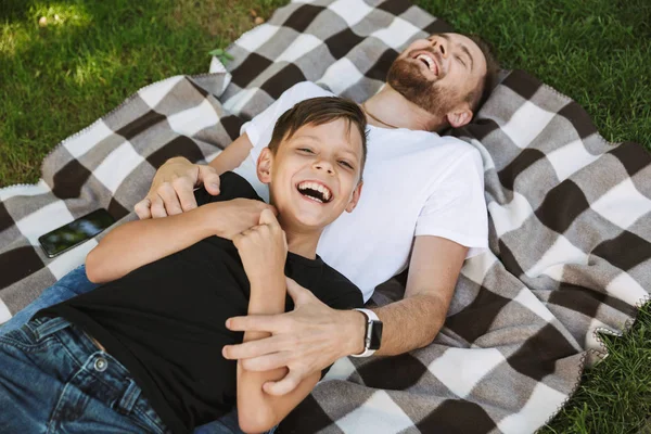 Foto Alegre Jovem Pai Divertir Com Seu Pequeno Filho Livre — Fotografia de Stock