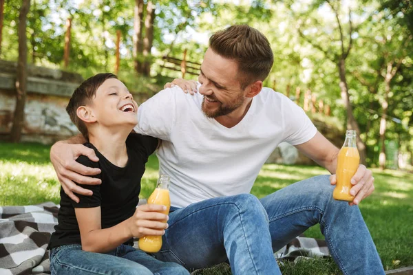 Image Happy Young Father Sitting His Little Son Outdoors Park — Stock Photo, Image
