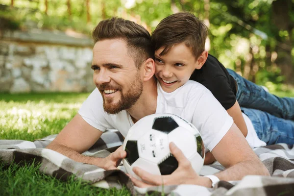 Imagen Feliz Padre Joven Encuentra Con Pequeño Hijo Aire Libre — Foto de Stock