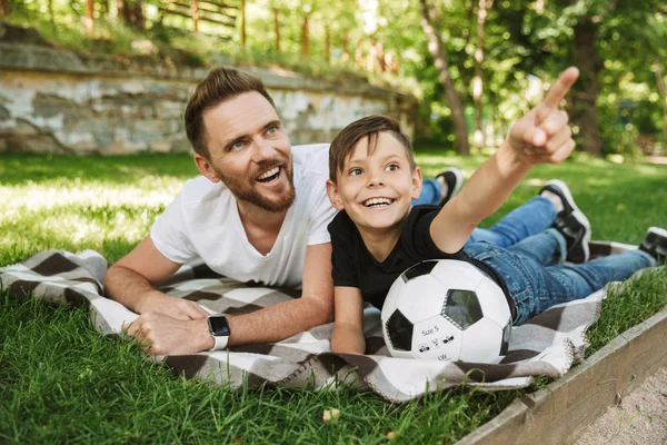 Imagem Feliz Jovem Pai Divertir Com Seu Pequeno Filho Livre — Fotografia de Stock