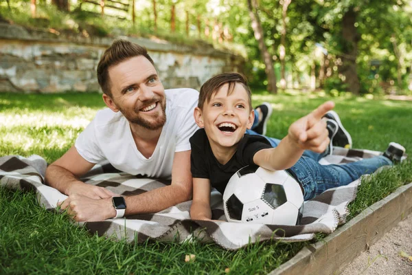 Imagen Feliz Padre Joven Divertirse Con Pequeño Hijo Aire Libre — Foto de Stock