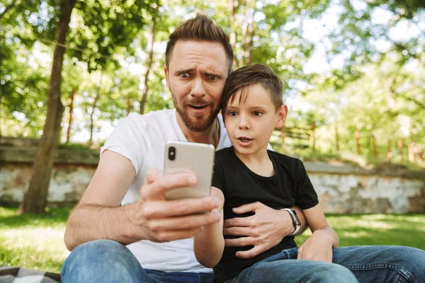 Immagine Del Giovane Padre Scioccato Seduto Con Suo Piccolo Figlio — Foto Stock