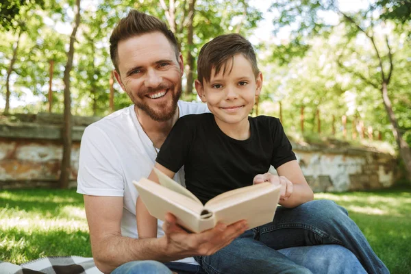 Image Happy Young Father Sitting His Little Son Outdoors Park — Stock Photo, Image