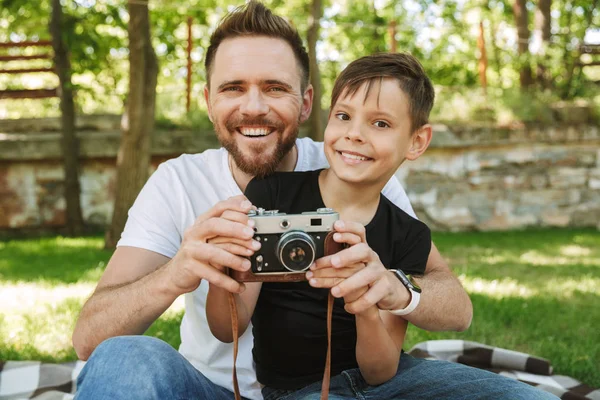 Foto Jovem Pai Sentado Com Seu Filhinho Livre Parque Natureza — Fotografia de Stock