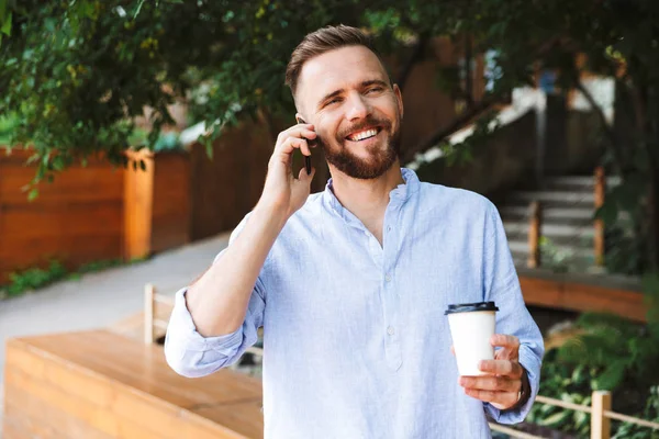 Foto Hombre Barbudo Joven Feliz Aire Libre Hablando Por Teléfono — Foto de Stock