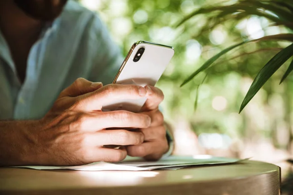 Bijgesneden Foto Van Jonge Man Buitenshuis Gebruik Mobiele Telefoon — Stockfoto