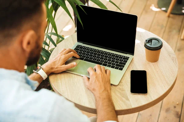 Imagen Recortada Hombre Barbudo Joven Aire Libre Usando Computadora Portátil — Foto de Stock