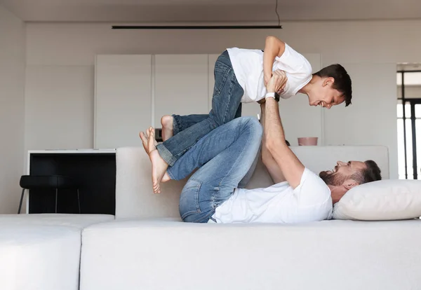 Foto Des Glücklichen Jungen Mannes Vater Papa Hat Spaß Mit — Stockfoto