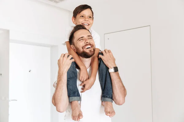 Foto Feliz Jovem Pai Pai Divertindo Com Seu Filho Dentro — Fotografia de Stock