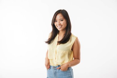 Beyaz duvar arka plan üzerinde izole mutlu Genç Asyalı kadın görüntüsü. Görünümlü kamera.