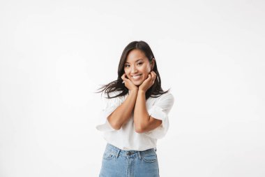 Sevimli Genç ve güzel Asyalı kadın beyaz duvar arka plan üzerinde izole görüntüsü. Görünümlü kamera.