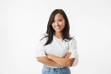 Sevimli Genç ve güzel Asyalı kadın beyaz duvar arka plan üzerinde izole görüntüsü. Görünümlü kamera.