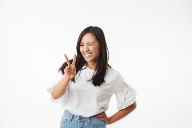 Sevimli Genç ve güzel Asyalı kadın beyaz duvar arka plan üzerinde izole görüntüsü. Kamera gösteren barış hareketi arıyorsunuz.