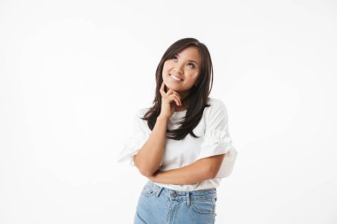 Şirin düşünceli genç ve güzel Asyalı kadın beyaz duvar arka plan üzerinde izole görüntüsü. Bir kenara hayal arıyorum.