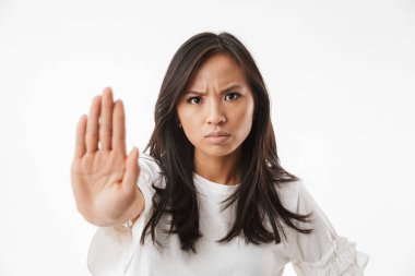 Beyaz arka plan portre üzerinde izole kamera anlamı dur jest emin sıkı Asyalı kadın 20'li yaşlarda gösteren Palm'da portresi