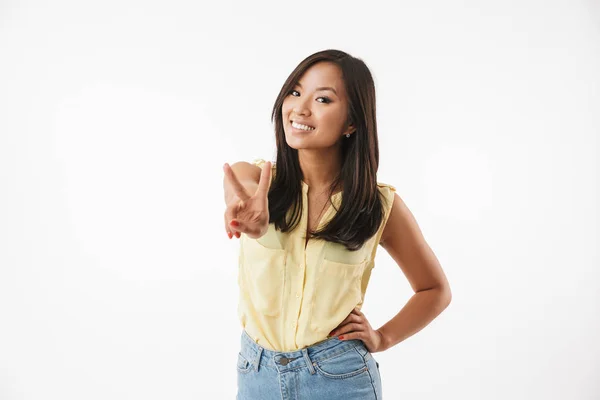 Изображение Счастливой Молодой Азиатки Изолированной Фоне Белой Стены Камера Показывает — стоковое фото