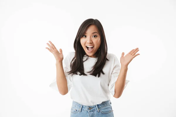 Изображение Взволнованной Счастливой Шокированной Молодой Азиатки Изолированной Фоне Белой Стены — стоковое фото