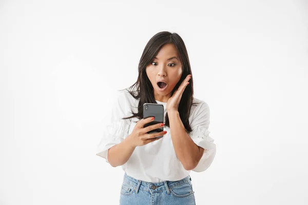 Beeld Van Geschokt Verrast Aziatische Vrouw Schreeuwen Gebaren Paniek Terwijl — Stockfoto