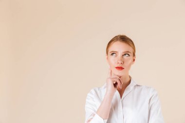 Görüntü şaşırtıcı genç bir kenara seyir bej duvar artalan üzerinde izole iş kadın düşünme.